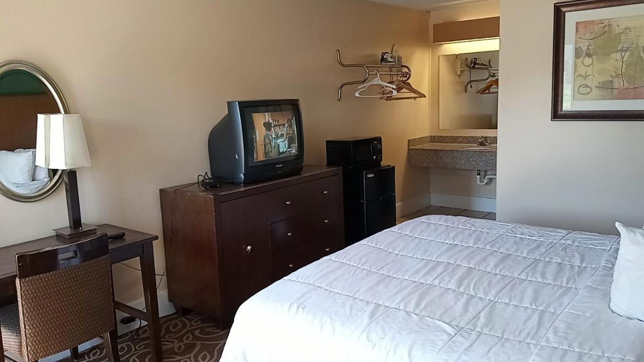 Hilltop Inn Pittsburgh Crafton Bagian luar foto