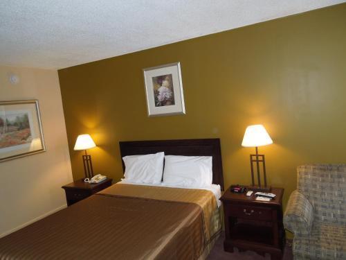 Hilltop Inn Pittsburgh Crafton Bagian luar foto